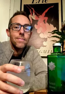 drinking cleang alcohol-free gin